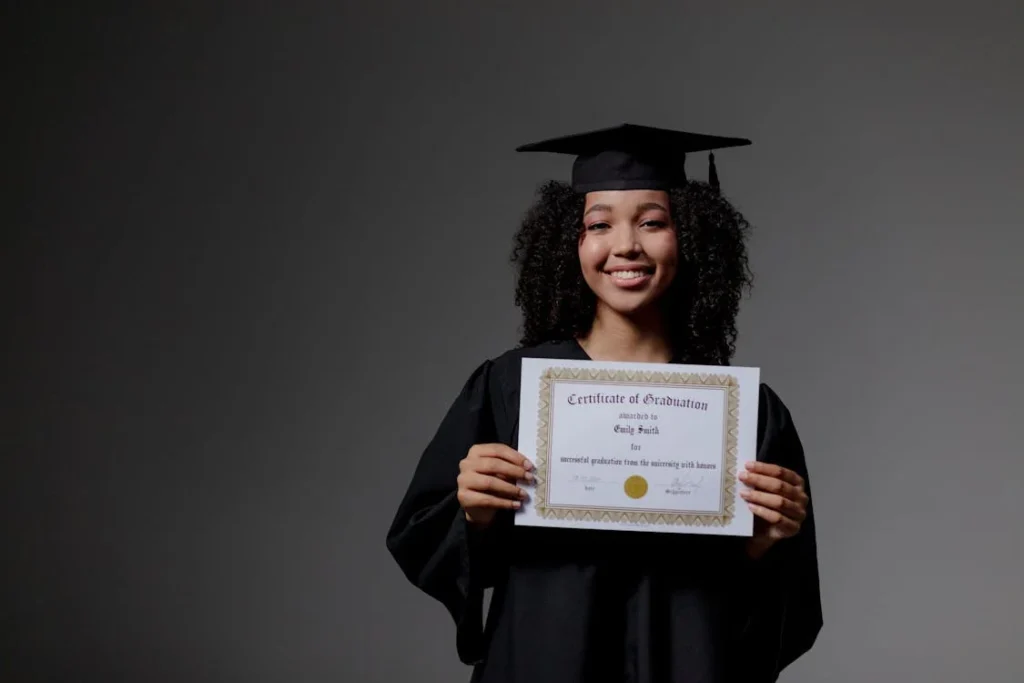 Image d'une étudiante qui vient de graduer et elle a un diplôme entre ses mains.